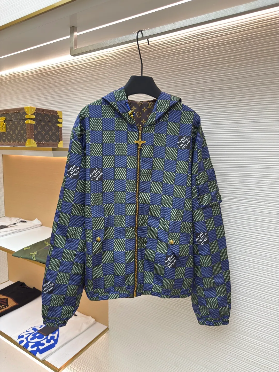 LOUIS VUITTON double-sided large checkerboard jacket ●Authentic product: Purchased and developed for 28500 ●Item number: 1680539-B70 ●Fabric: polyester fiber fabric ●Technology: Made on positioning cutting machine ●Version: Fitted version ●Weight: about 565 grams ●Size: S-M-L-XL ●Description: 100% recycled polyester fiber, double-sided design, with excellent windproof performance. Each side presents different brand elements. One side of the jacket is covered with a full-length Der jacquard texture, while the other side is plain and matte. The Der side is equipped with a flap, the Monogram side is equipped with selvage pockets, and a leather patch is embellished on the left chest, adding to the brand's unique style. From the 2025 spring and summer show, it interprets the Der plaid from a modern perspective, flipping it over to reveal the full-frame Monogram pattern. The aircraft-shaped metal zipper head is carefully engraved with brand elements, and its lightweight texture makes it easy to store. The overall wiring is straight and delicate, the fabric is comfortable and soft, and the color is consistent without color difference. It can be matched with the same style to create a fashionable look and control various occasions. Customized accessories, complete with three standards, same style for men and women!